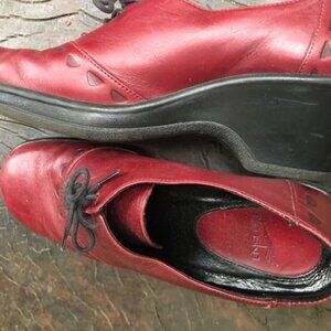 Dansko Size 38 Oxford Type Shoes Red/Maroon with typical dansko bottoms